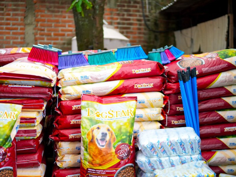 Durante la visita, la organización recibió alimento e insumos para la atención de los animales.