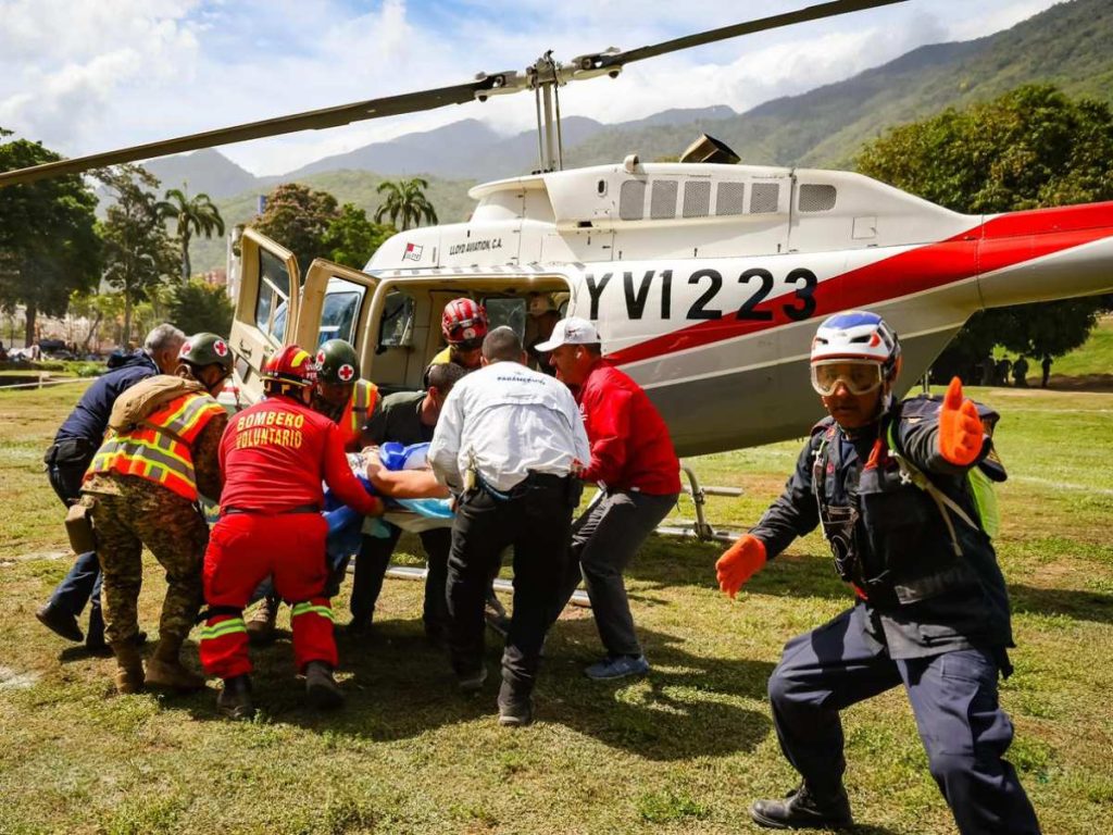 Tras ser extraída, la mujer fue estabilizada por médicos salvadoreños y trasladada en helicóptero a una clínica en Caracas.