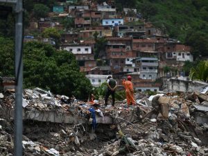 Equipos de rescate continúan la búsqueda de sobrevivientes entre los escombros tras el doble terremoto que afectó el norte de Venezuela.