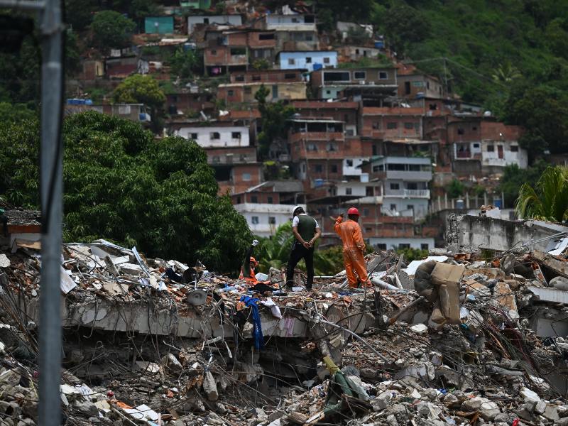 Equipos de rescate continúan la búsqueda de sobrevivientes entre los escombros tras el doble terremoto que afectó el norte de Venezuela.