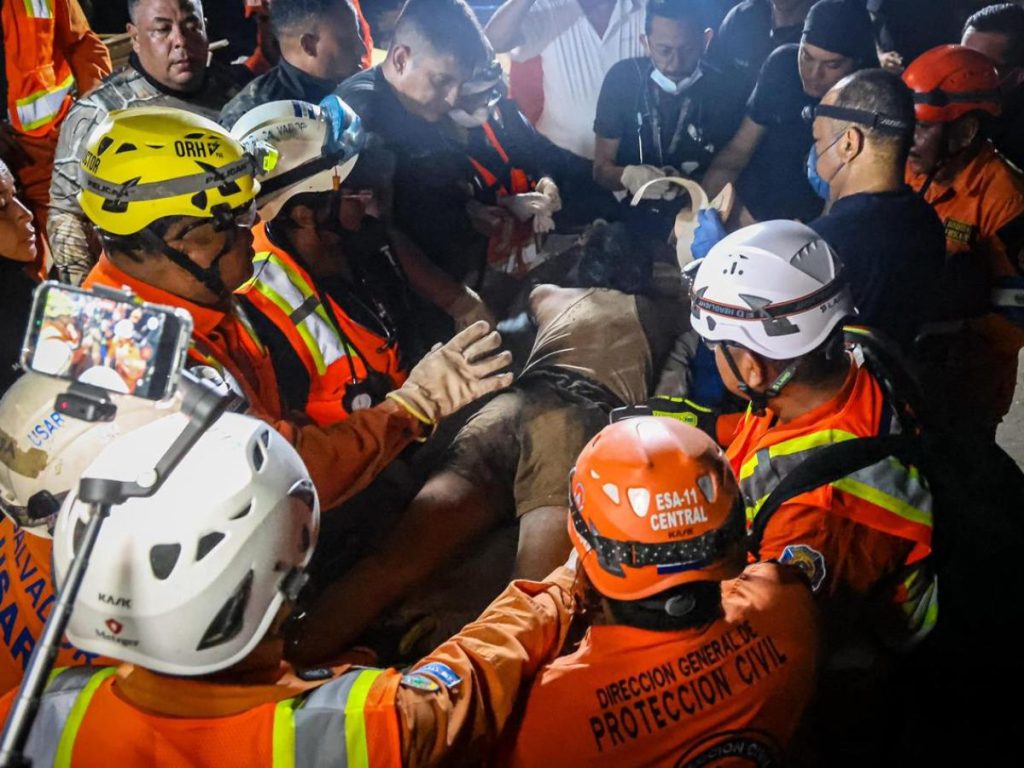 Rescatistas salvadoreños desplegados en Venezuela reportan siete personas rescatadas con vida tras los terremotos.