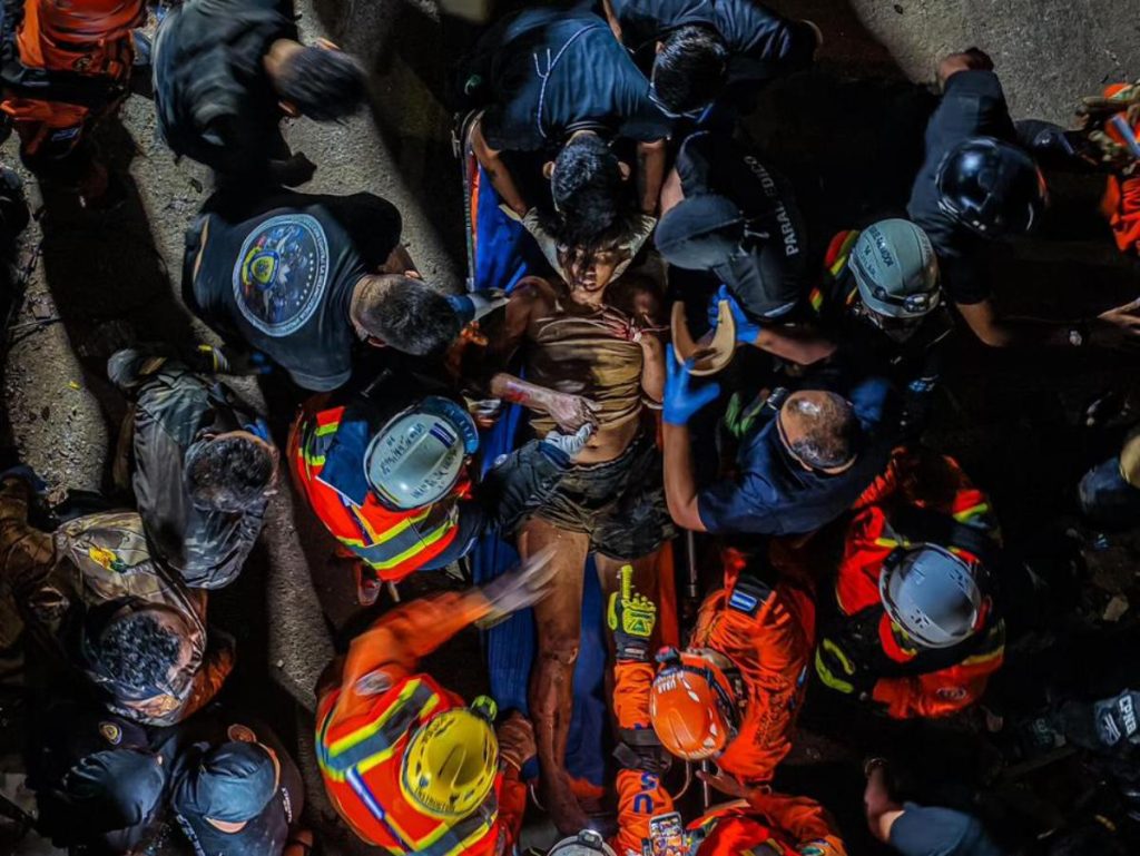 Roberto Giovanni Cortez Campos, jefe de la misión humanitaria, explicó que el contingente está integrado por 301 miembros, incluido Rambo, el perro de búsqueda.