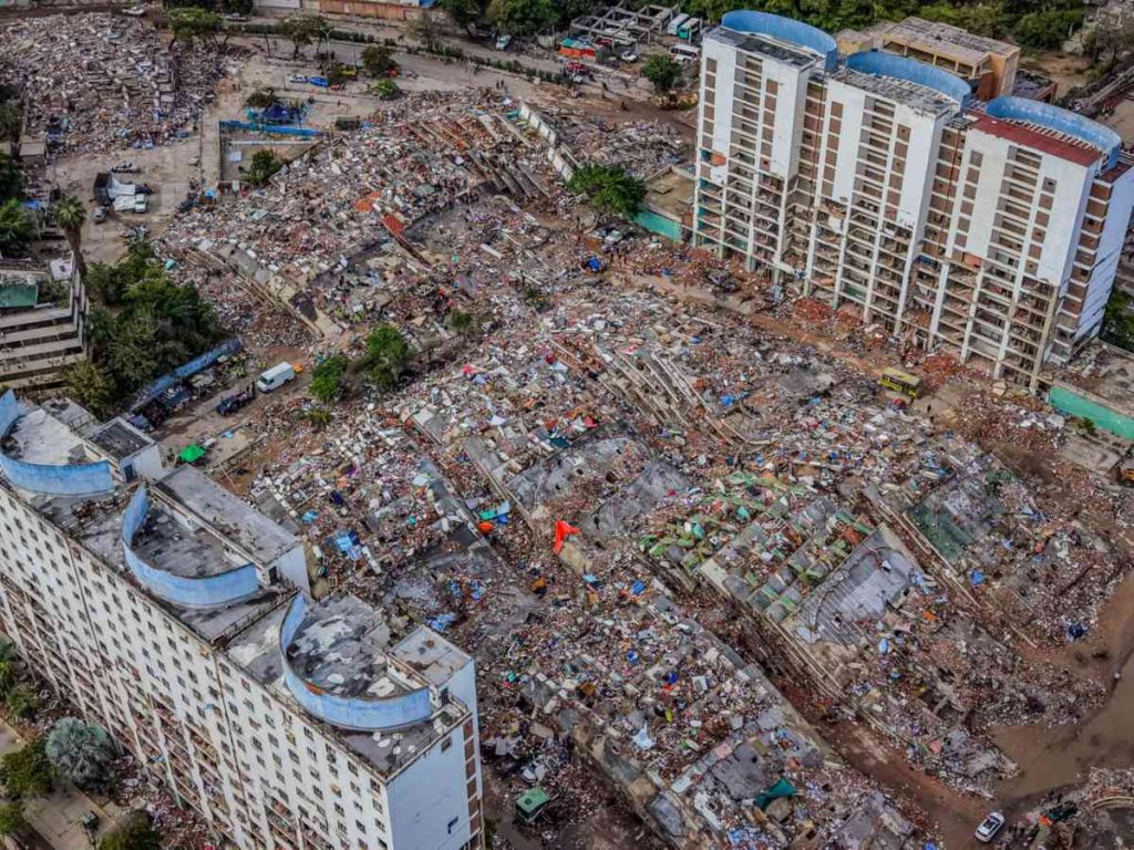 Los rescatistas salvadoreños aseguran estructuras antes de avanzar para reducir el riesgo de nuevos colapsos. Foto: Secretaría de Prensa