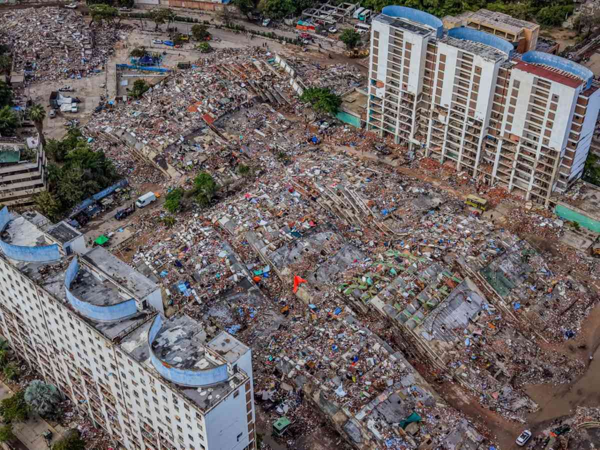 Los rescatistas salvadoreños aseguran estructuras antes de avanzar para reducir el riesgo de nuevos colapsos. Foto: Secretaría de Prensa