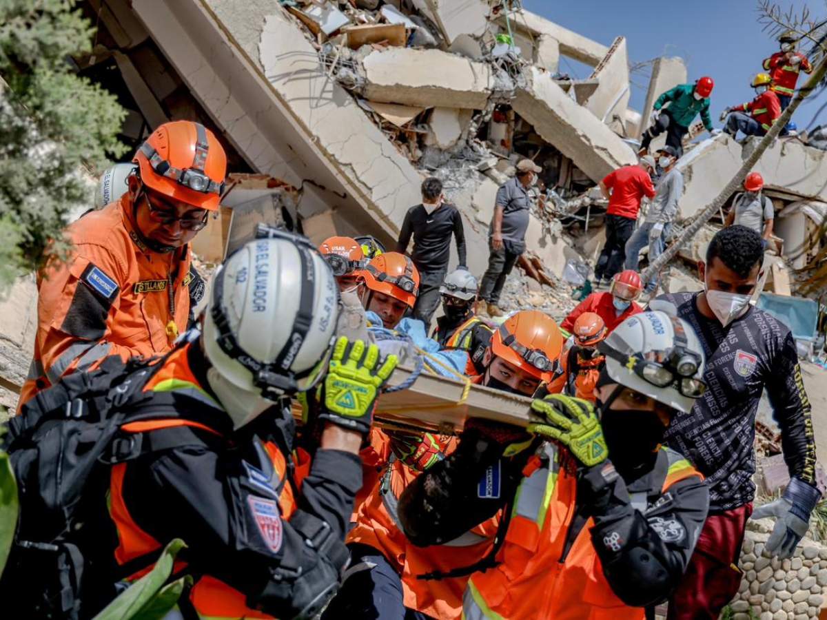Así buscan vida entre escombros los rescatistas salvadoreños en Venezuela