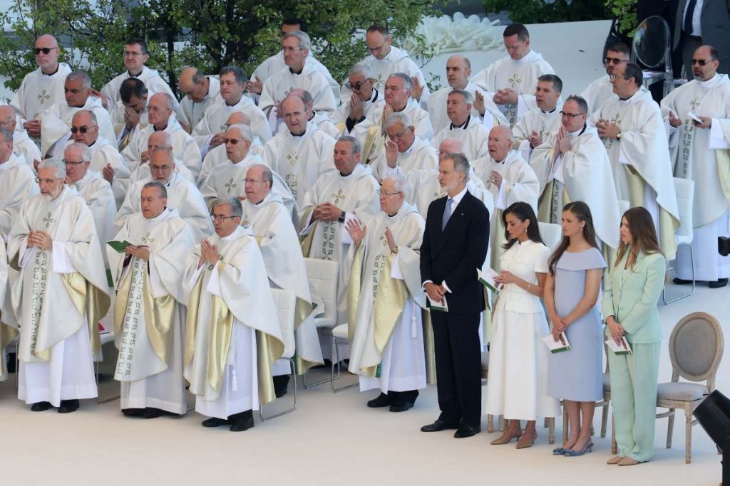 La familia real española asiste a la misa oficiada por el papa León XIV en la Plaza de Cibeles, en Madrid.