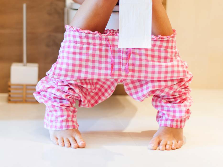 El uso del celular en el baño puede prolongar innecesariamente el tiempo de permanencia y afectar la salud rectal.