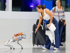 El perro robot que saluda y escanea a viajeros en el aeropuerto de El Salvador