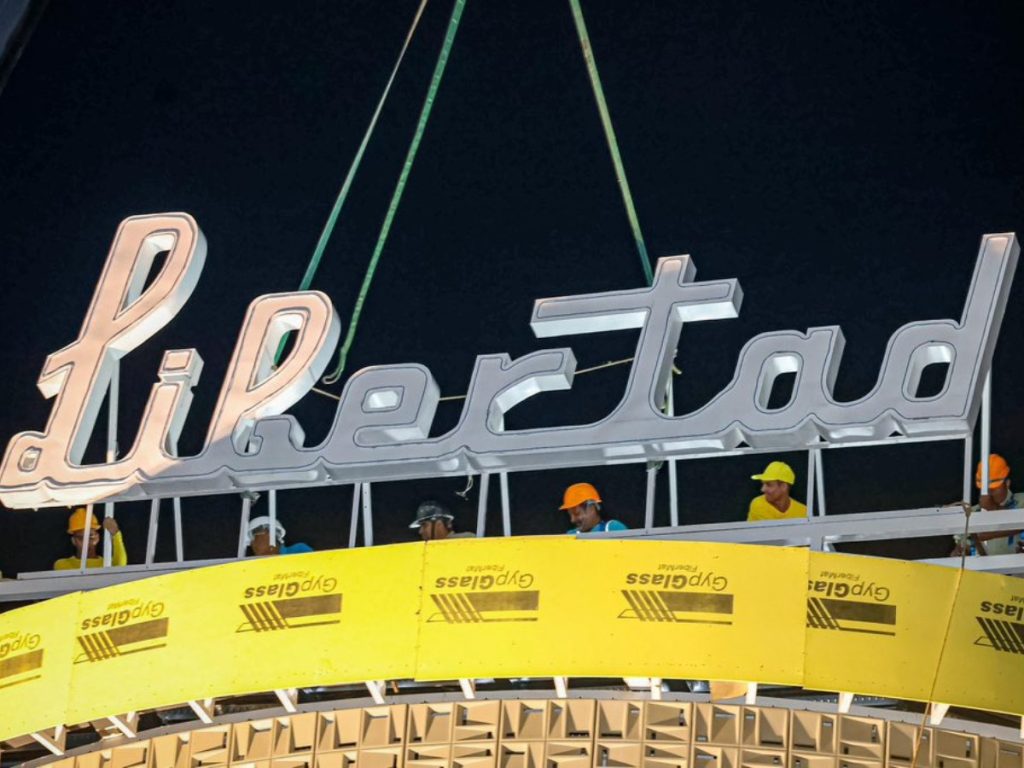Trabajadores instalan el nuevo rótulo iluminado del Cine Libertad sobre la 6.ª avenida Sur, en el Centro Histórico de San Salvador. Fotografía/ Secretaria de Prensa