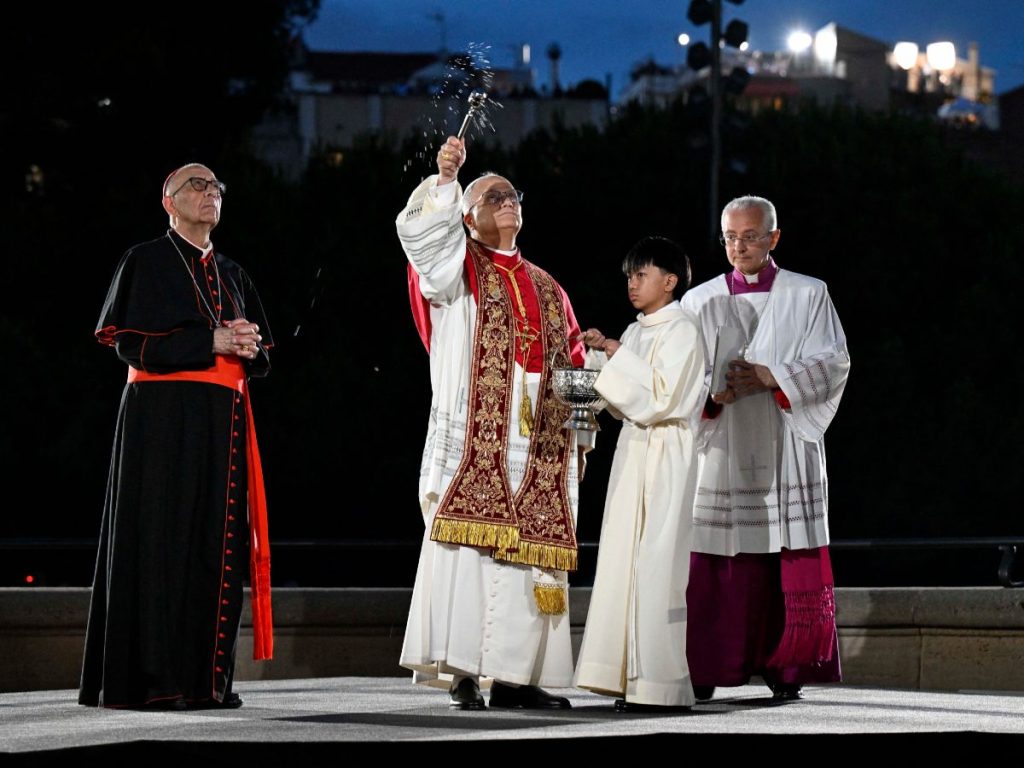 El papa León XIV bendice la torre de Jesucristo de la Sagrada Familia durante una ceremonia multitudinaria celebrada en Barcelona.