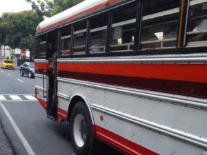 La normativa establece que en los buses con dos puertas los pasajeros deben descender por la parte trasera de la unidad.