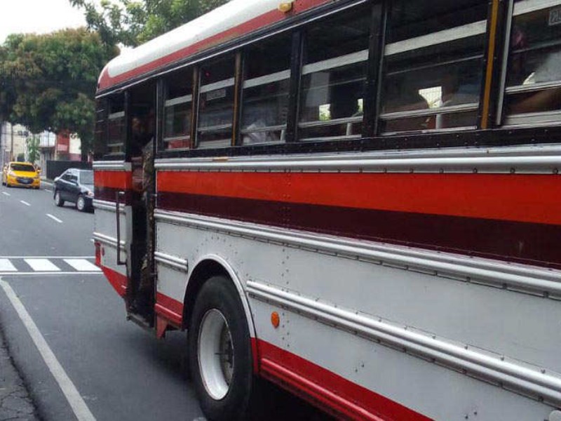 La normativa establece que en los buses con dos puertas los pasajeros deben descender por la parte trasera de la unidad.