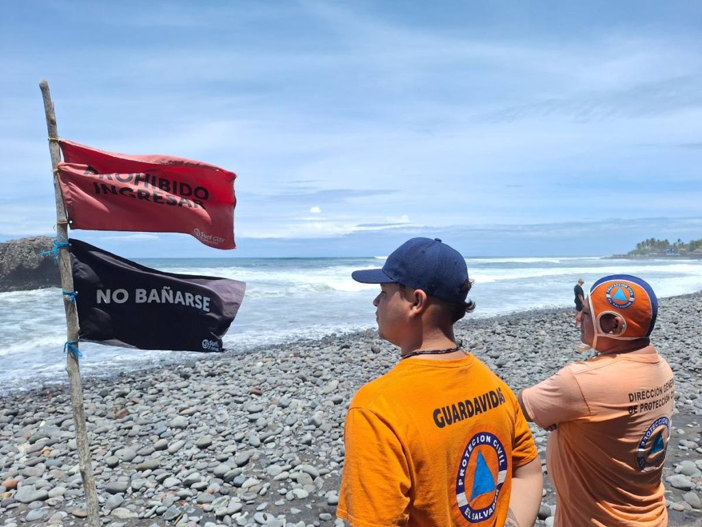 Protección Civil mantiene alerta naranja en todo el país y recomienda evitar cruzar ríos, quebradas y zonas inundadas durante las lluvias asociadas a la tormenta tropical Cristina.