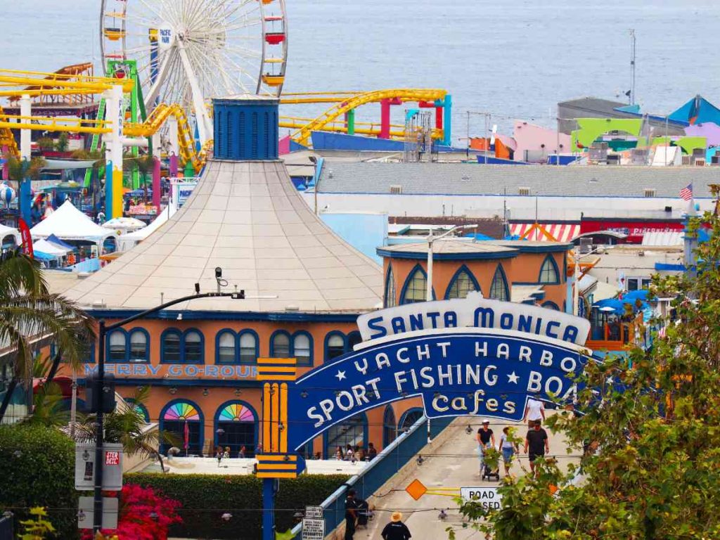El muelle de Santa Mónica y Pacific Park destacan entre los atractivos costeros para visitar en Los Ángeles durante el Mundial.