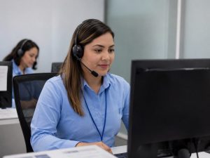 Un simple llamado puede marcar la diferencia. La orientación médica a distancia facilita el acceso a información y servicios de salud para las familias salvadoreñas dentro y fuera del país.