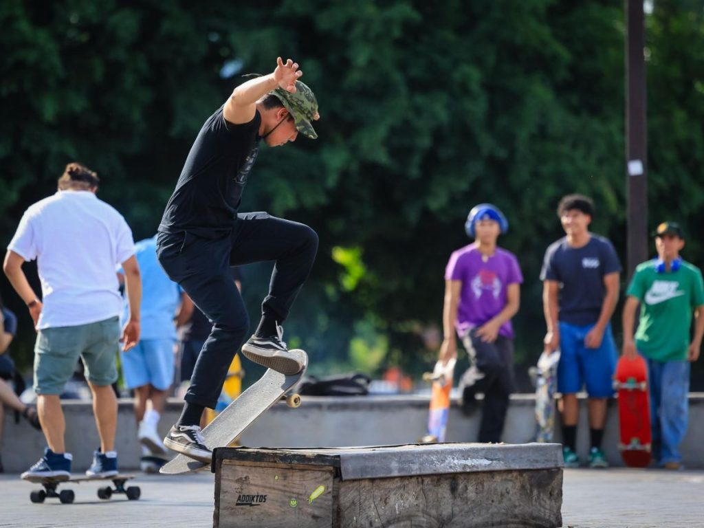 Jóvenes practican skateboarding en un espacio público habilitado para deportes urbanos.