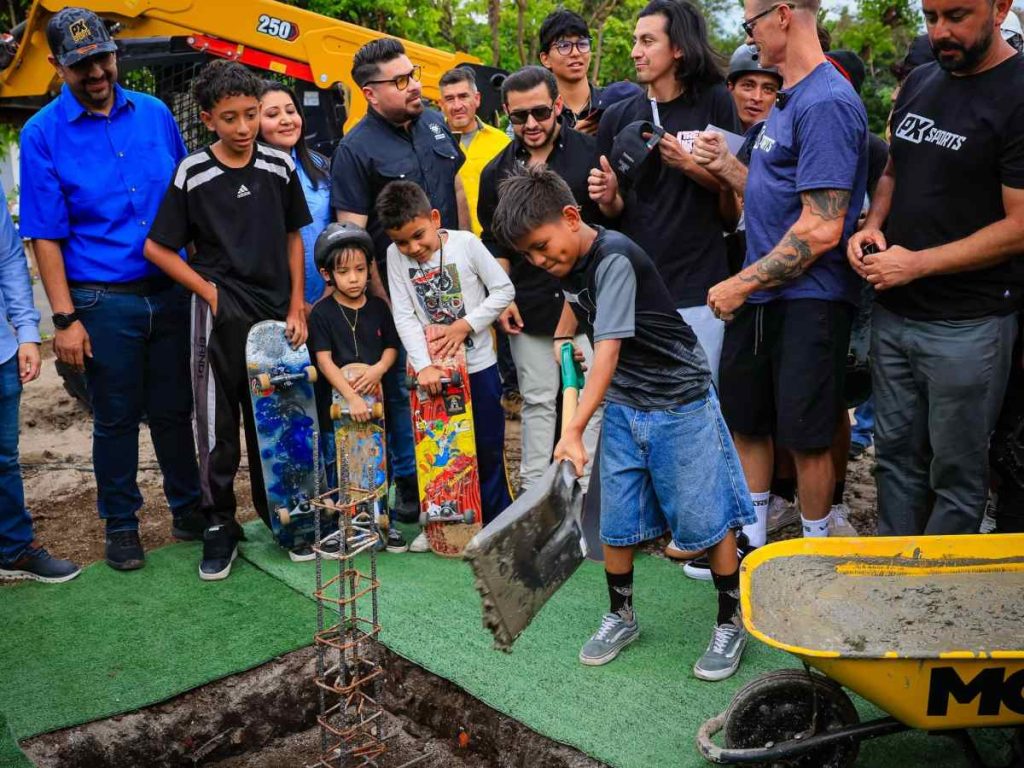 Autoridades y comunidad skater participaron en el inicio de la construcción del skatepark en Santa Ana.