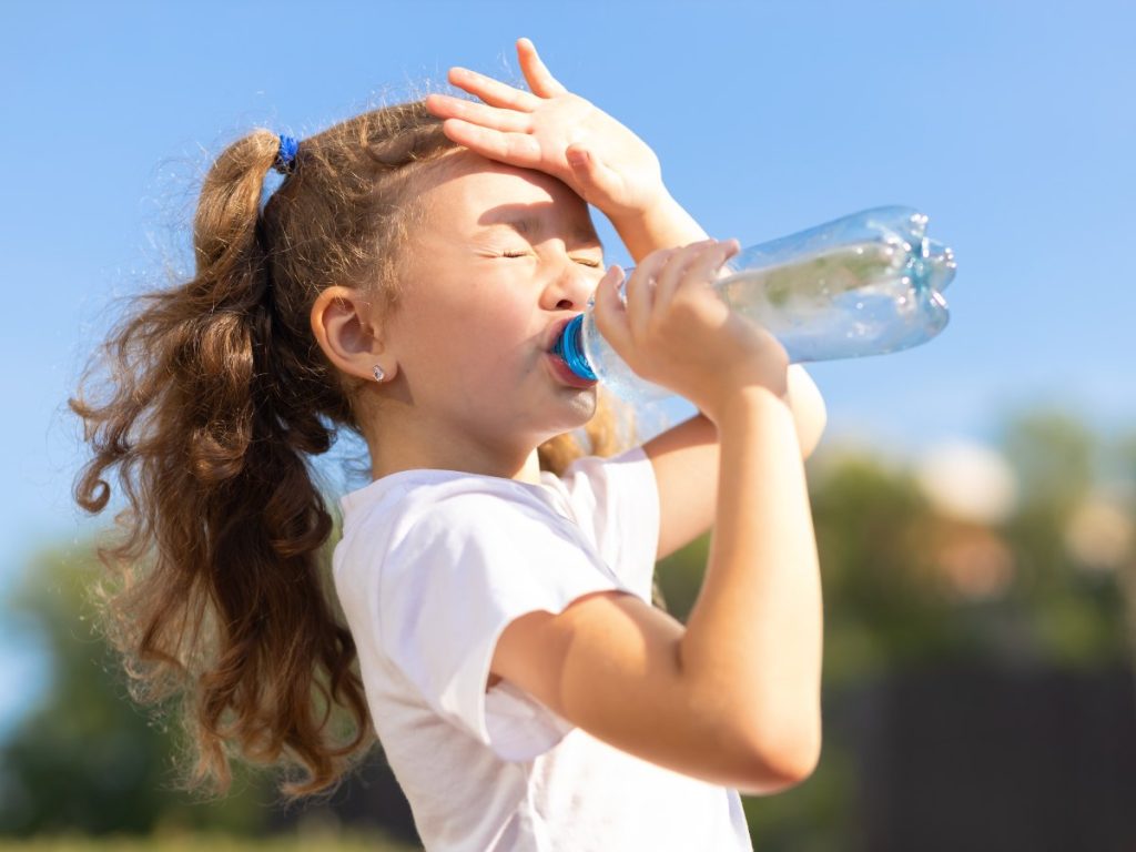 Las cefaleas asociadas al calor pueden aliviarse con descanso, hidratación, sombra y medidas simples para reducir la tensión muscular.