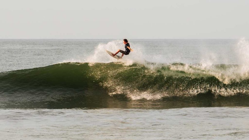 Las potentes olas de K59 convierten esta playa de Chiltiupán en uno de los puntos favoritos para practicar surf.