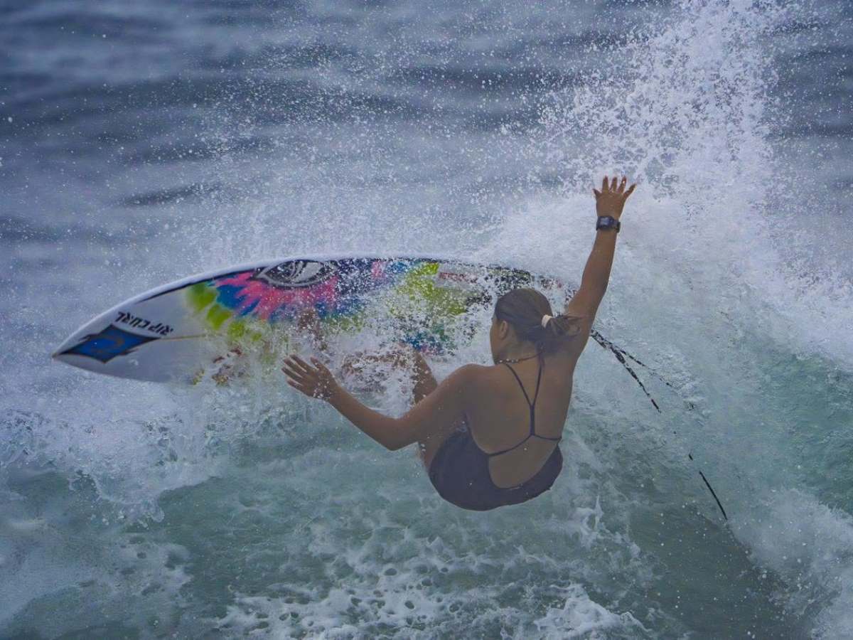 Una surfista compite en las olas de Punta Roca, sede del Surf City El Salvador Pro.