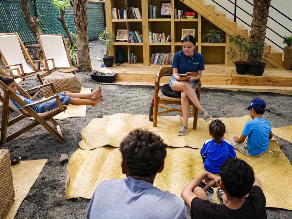 Niños participan en un taller de cuentacuentos en la Biblioteca del Mar, como parte de la agenda cultural de Surf City.