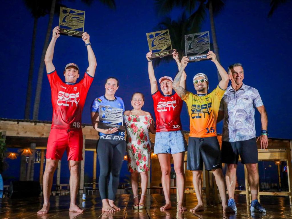 comparten la fotografía oficial de los finalistas del Surf City El Salvador Pro. Foto Cortesía
