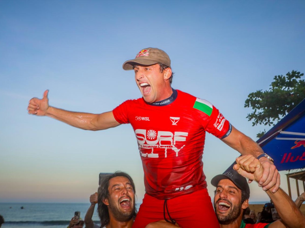 Leonardo Fioravanti celebra como campeón del Surf City Pro. Foto Cortesía