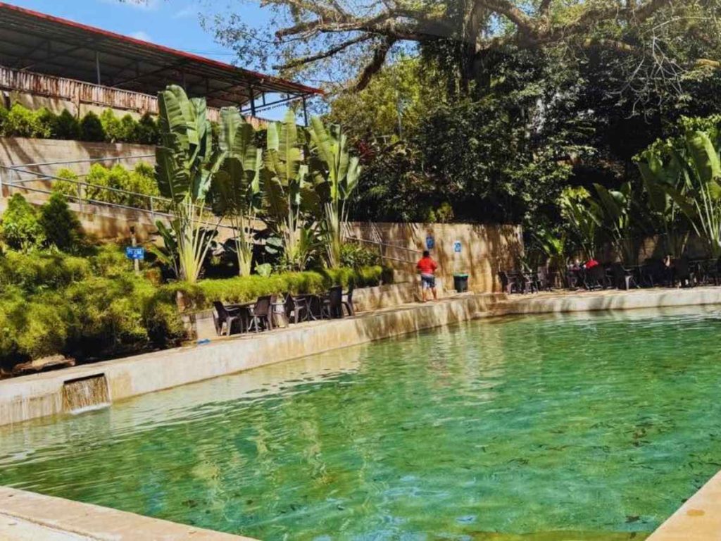 Las aguas termales naturales son el principal atractivo del balneario.