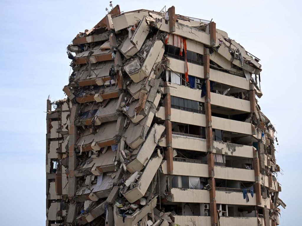 Un edificio de apartamentos quedó gravemente dañado tras el terremoto en Catia La Mar, Venezuela. 