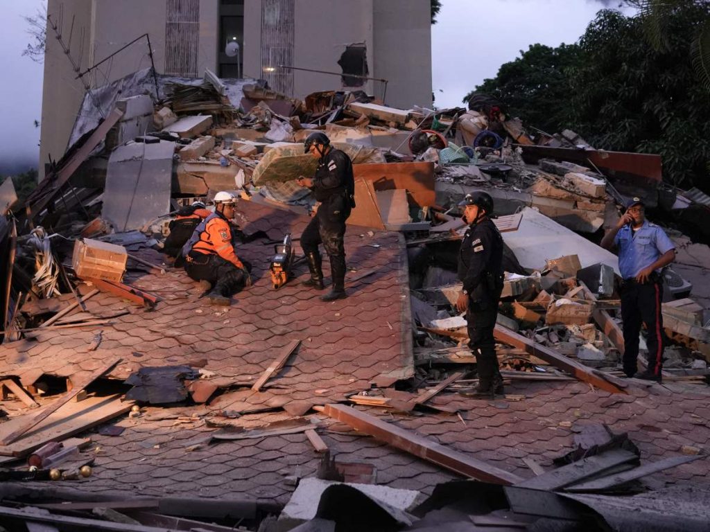 Personal de rescate y agentes de la policía municipal trabajan en el lugar del derrumbe de un edificio tras el terremoto que sacudió Caracas el 24 de junio de 2026.