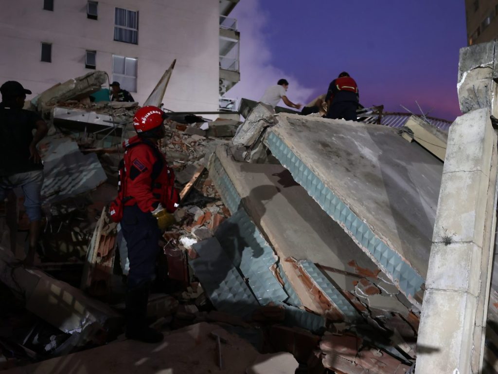  Integrantes del Cuerpo de Bomberos realizan labores de rescate este miércoles, en Caracas