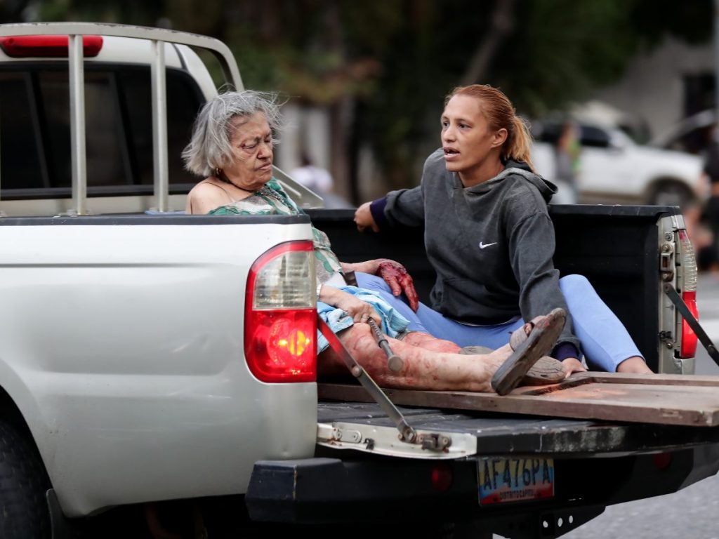 Una mujer herida es transportada en un vehículo este miércoles, luego de dos fuertes terremotos que sacudieron el Caribe venezolano
