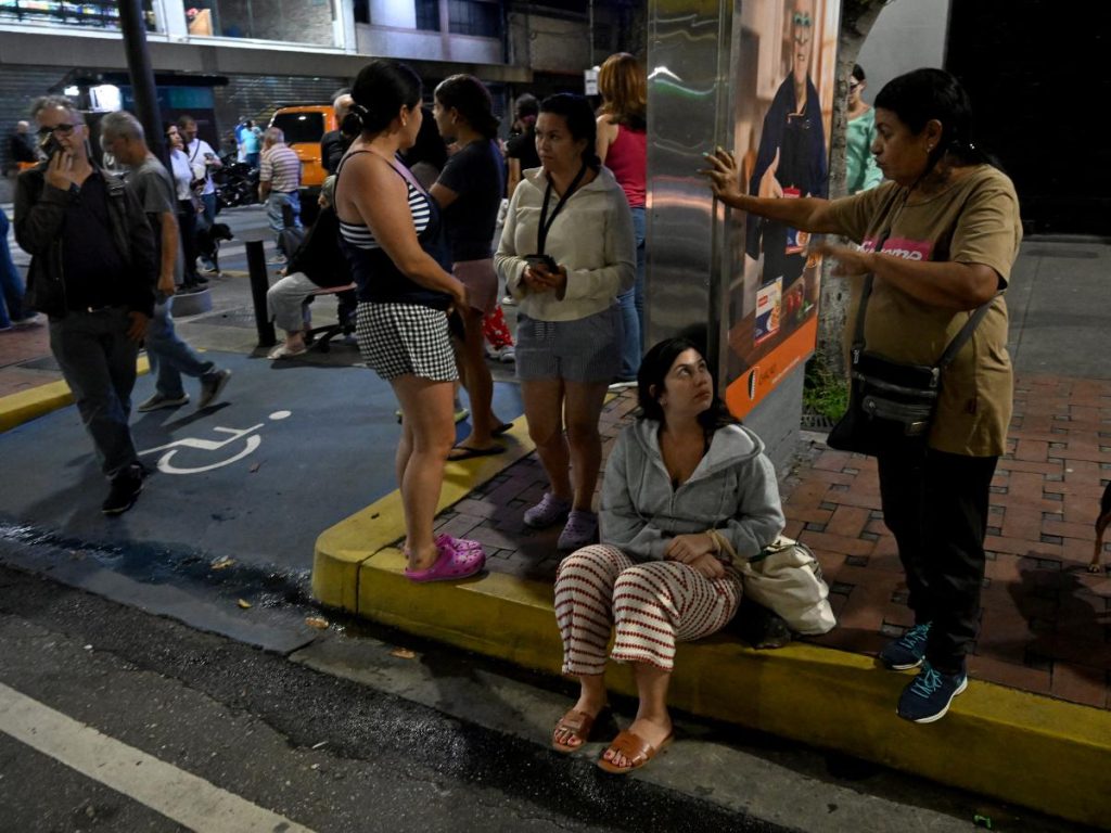 Varias personas permanecen en las calles tras el terremoto que sacudió Caracas el 24 de junio de 2026.
