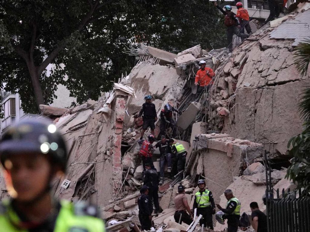 Los rescatistas evacuaron a una persona herida de un edificio derrumbado tras el terremoto en Caracas el 24 de junio de 2026.
