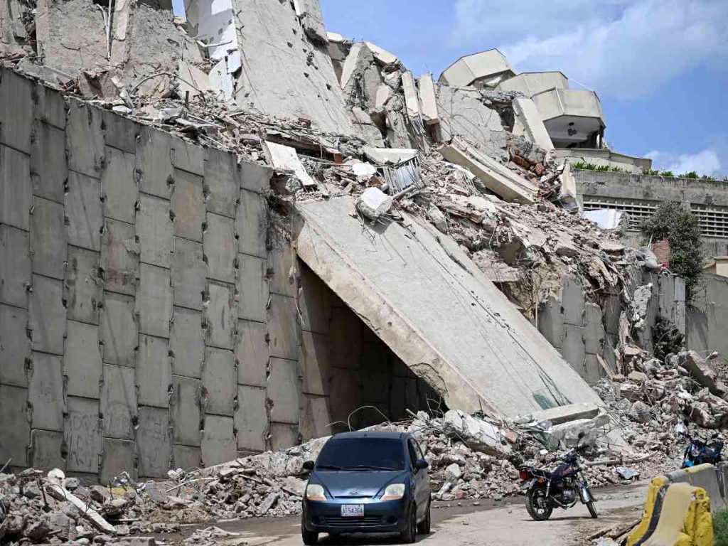 Un vehículo pasa junto a escombros en Catia La Mar, Venezuela, tras el doble terremoto del 25 de junio de 2026. Foto: Federico Parra/AFP.