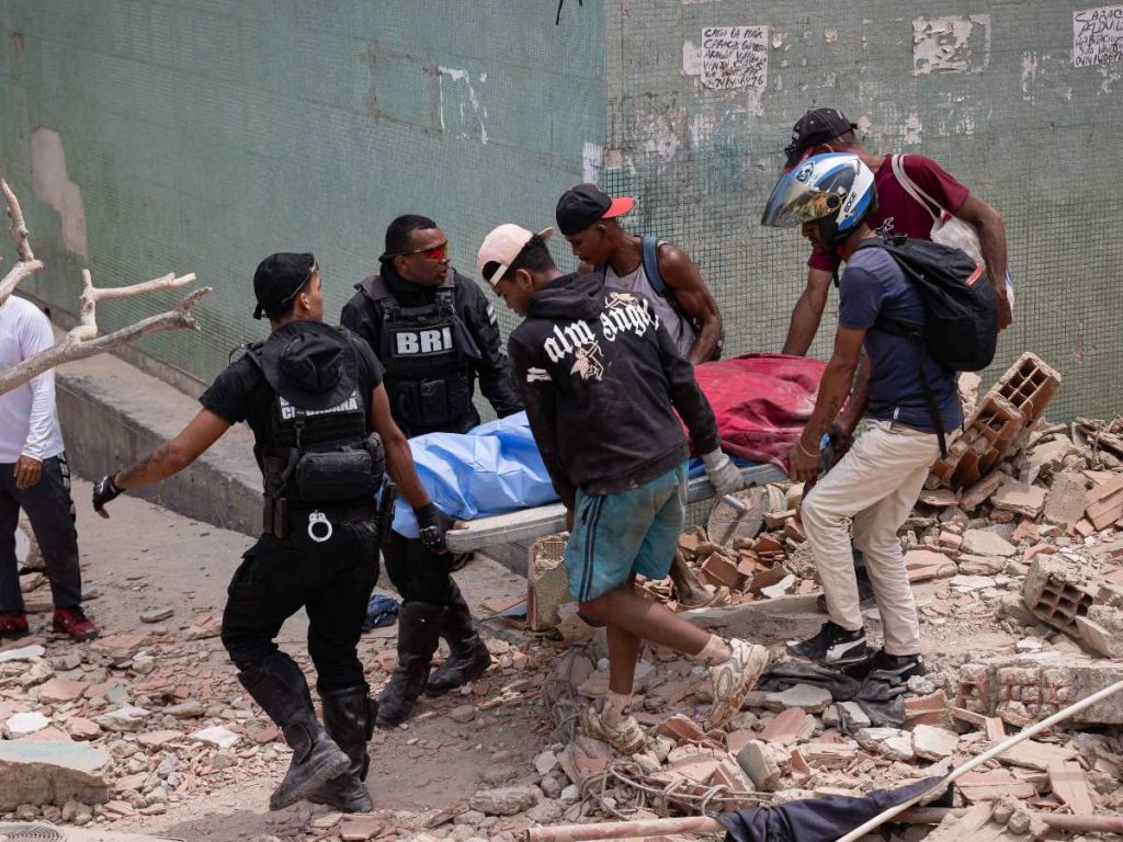 Rescatistas y voluntarios buscan víctimas en una vivienda afectada por los terremotos este jueves, en el municipio Libertador en el este de Caracas (Venezuela). Los dos terremotos que sacudieron el miércoles la costa norte de Venezuela dejaron al menos 188 fallecidos y más de 1500 heridos. EFE