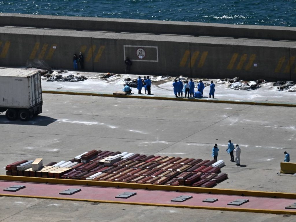 Expertos forenses se encuentran junto a las víctimas y los ataúdes en el puerto de La Guaira, estado de La Guaira, Venezuela, el 29 de junio de 2026, tras los dos terremotos del 24 de junio.
