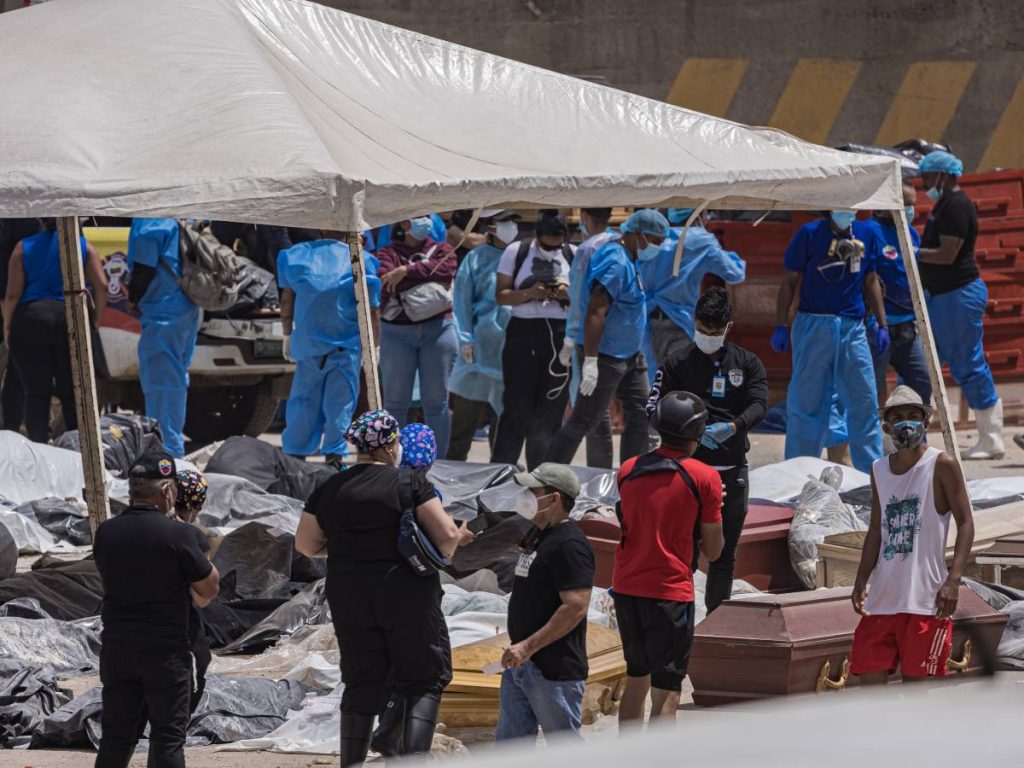 Personas reclaman los cuerpos de sus familiares fallecidos en los terremotos este lunes, en un puerto en La Guaira (Venezuela). EFE
