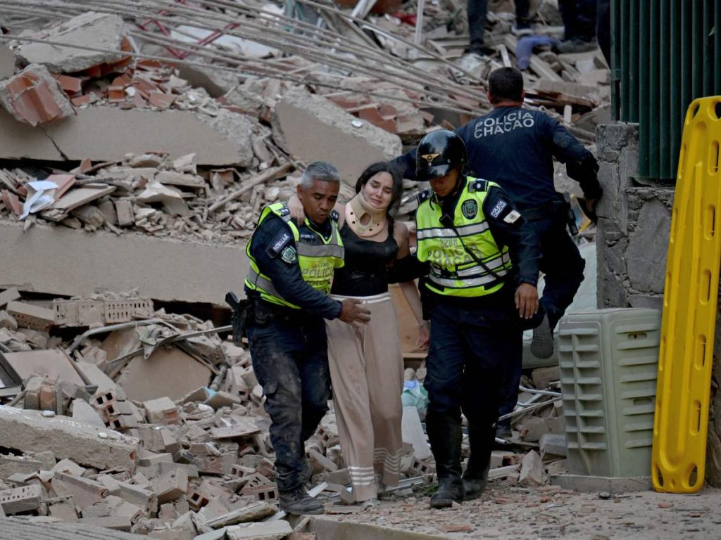 Agentes de la policía municipal evacuan a una víctima herida de un edificio derrumbado tras un terremoto en Caracas el 24 de junio de 2026.
