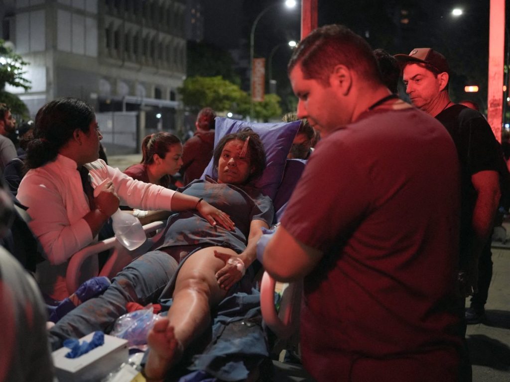 Una mujer es trasladada en camilla tras un terremoto en Caracas el 24 de junio de 2026.