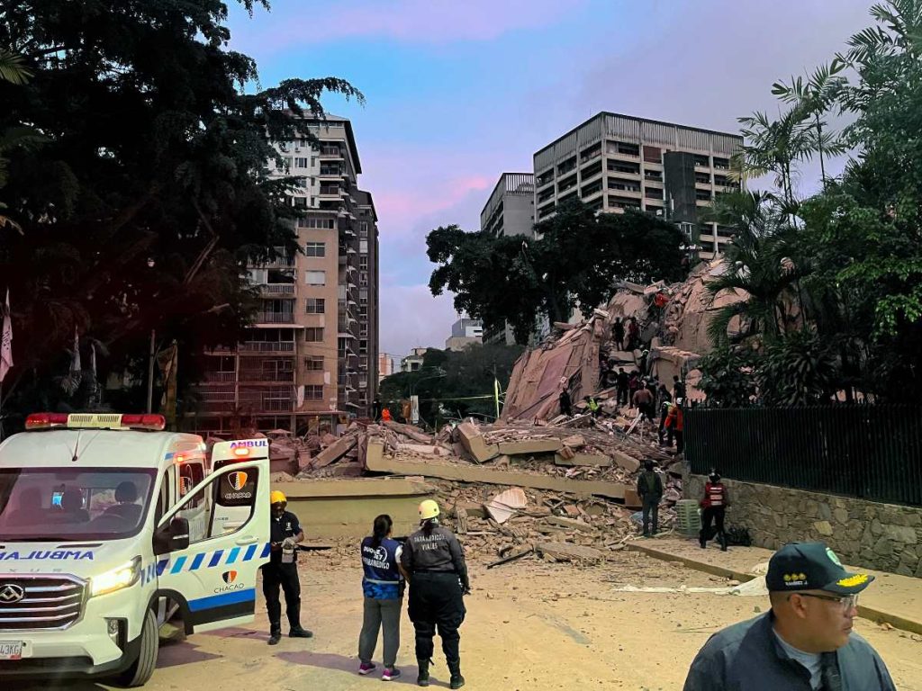 Los rescatistas buscan víctimas entre los escombros de un edificio derrumbado tras el terremoto que sacudió Caracas el 24 de junio de 2026.