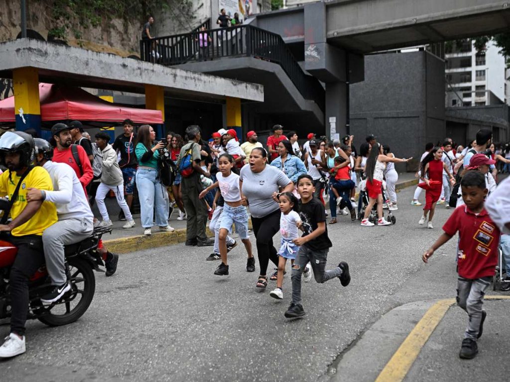 Varias personas huyen a la calle tras un terremoto en Caracas el 24 de junio de 2026.