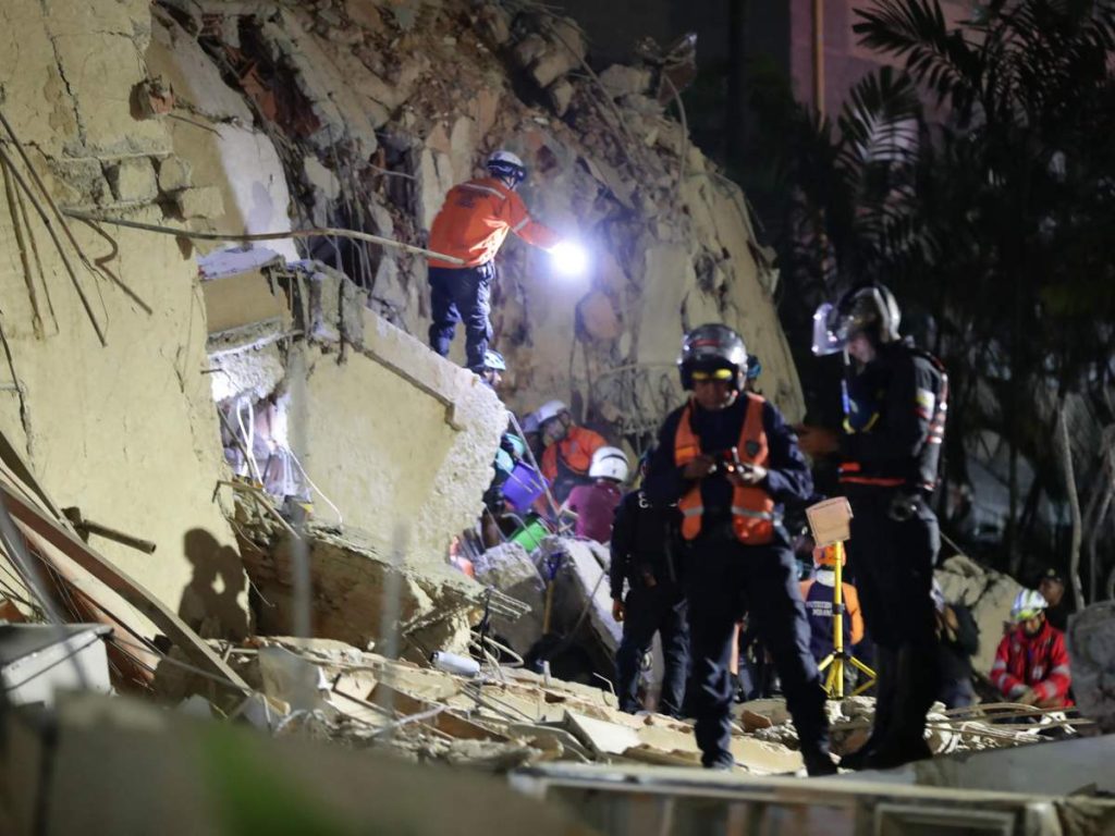 Equipos internacionales mantienen la búsqueda de desaparecidos tras el terremoto que devastó Venezuela.