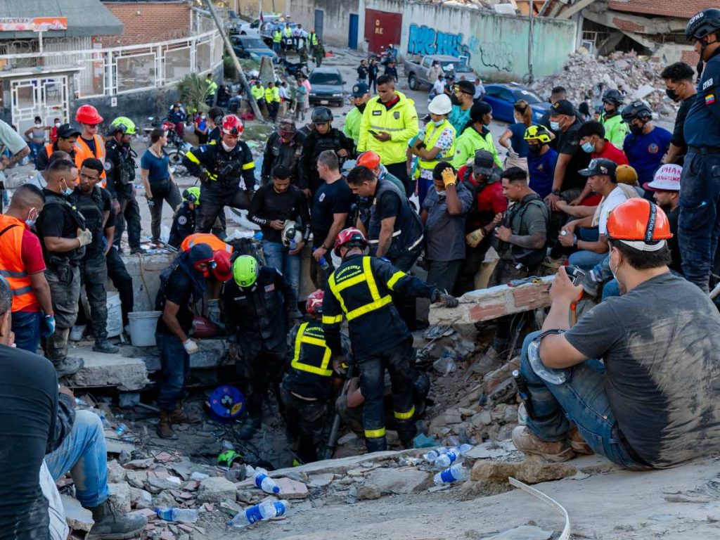 Miembros del Regimiento Francés de Entrenamiento e Intervención en Seguridad Civil (UIISC 7), rescatistas estadounidenses y otro personal de emergencia trabajan en edificios derrumbados en Caraballeda, estado de La Guaira, Venezuela, el 28 de junio de 2026, tras los terremotos.
