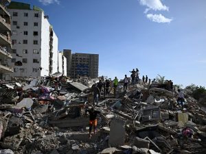 Equipos de rescate trabajan entre escombros tras los fuertes terremotos que golpearon el norte de Venezuela.