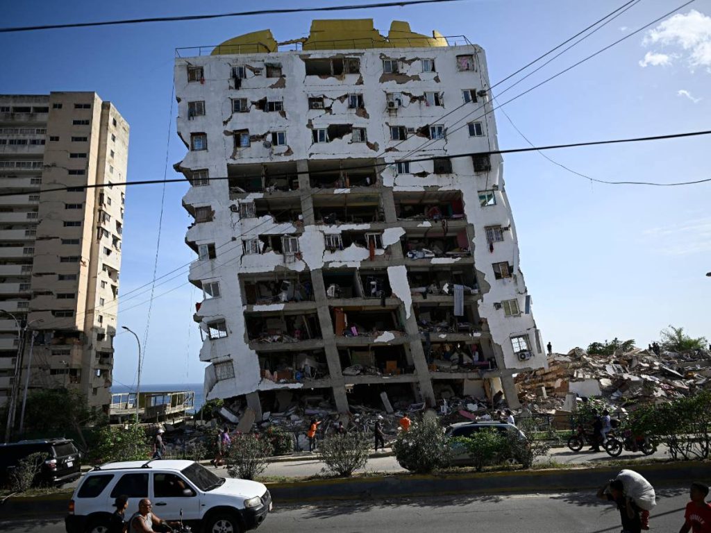 Los terremotos de magnitudes 7.2 y 7.5 dejaron decenas de edificios destruidos en La Guaira, donde las autoridades mantienen las operaciones de emergencia y rescate. Foto AFP.