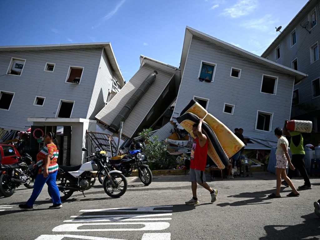 Las labores de búsqueda continúan en Catia la Mar, donde cientos de familias perdieron sus viviendas tras el doble terremoto que sacudió Venezuela. Foto AFP.