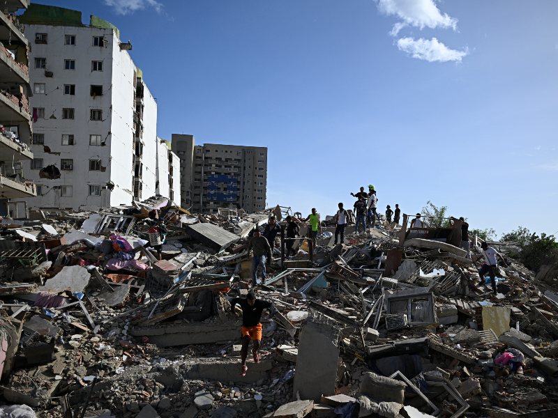 Equipos de rescate trabajan entre escombros tras los fuertes terremotos que golpearon el norte de Venezuela.