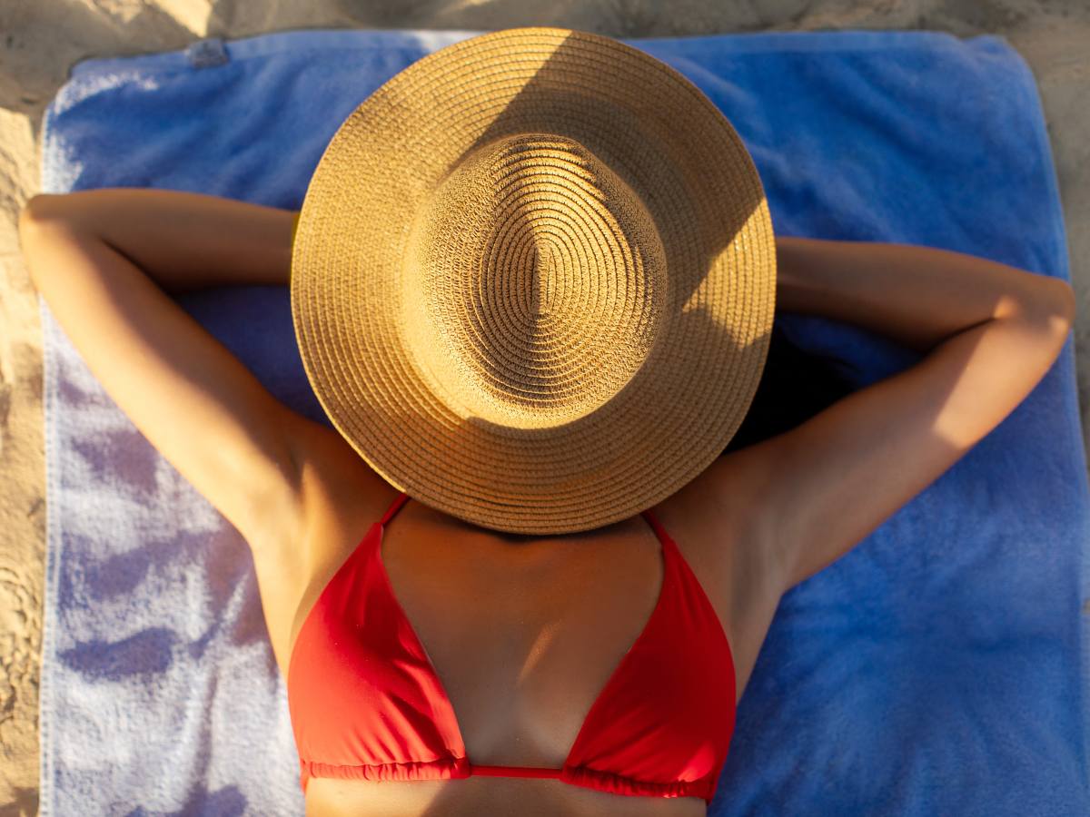 El carcinoma y el melanoma son dos tipos frecuentes de cáncer de piel asociados a la exposición prolongada al sol sin protección.