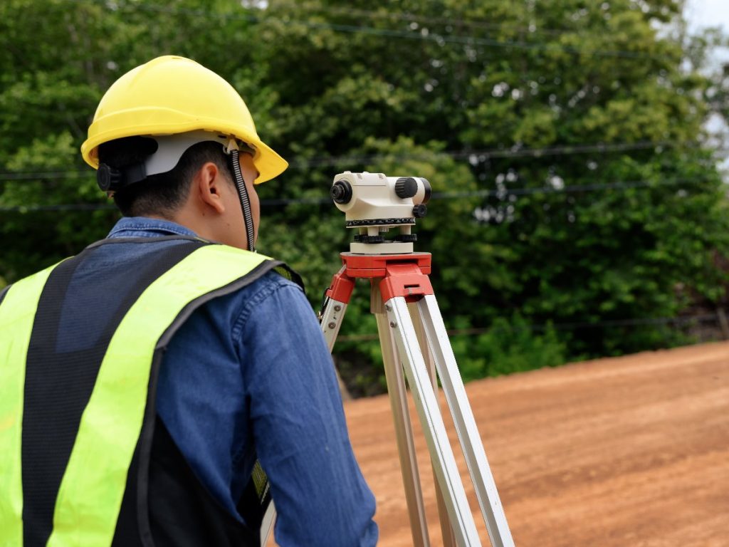 Para la plaza de topógrafo se solicitan perfiles con formación en Ingeniería Civil, Arquitectura o áreas afines, además de experiencia en catastro, levantamientos de precisión, SIG, GNSS y fotogrametría básica.